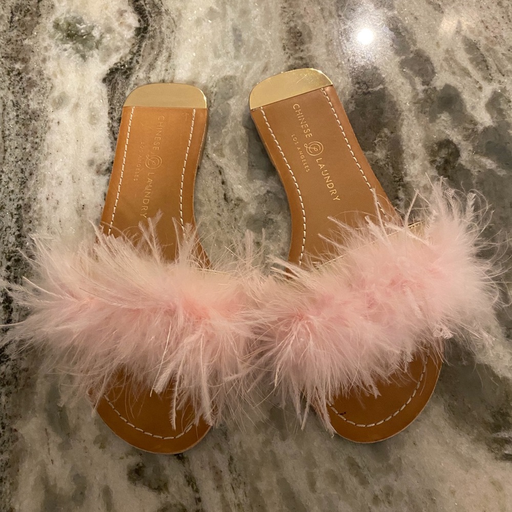 Chinese Laundry feathery Woman’s sandal size 8